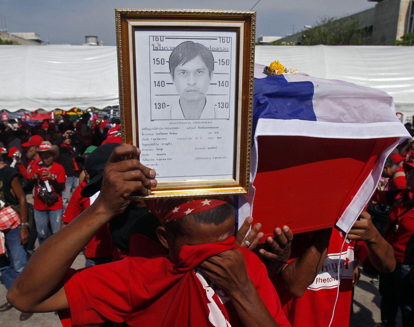 Los manifestantes han marchado con los féretros de sus muertos