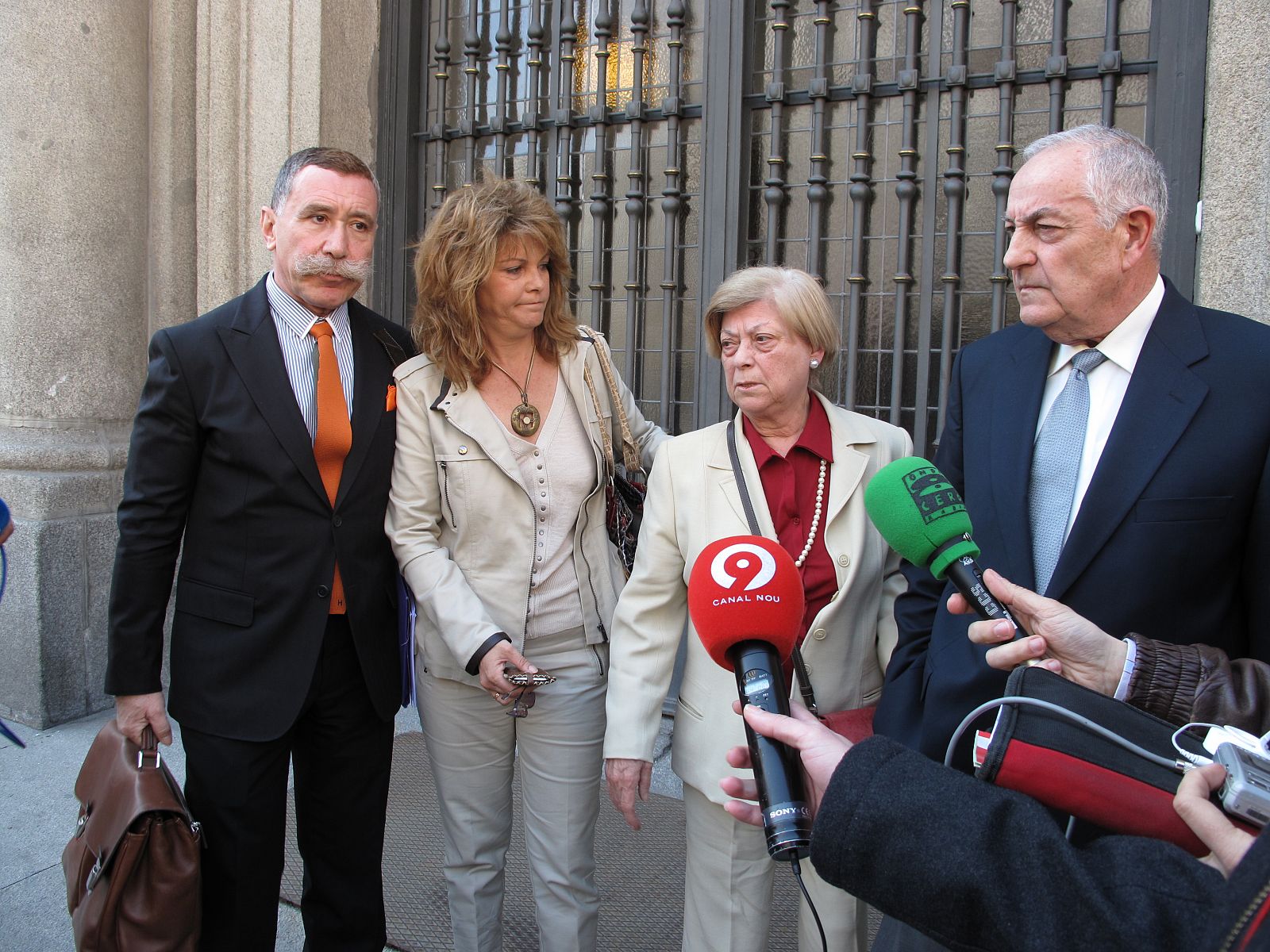 Los padres y la hermana de María José Carrascosa, junto con el abogado de la familia, Marcos García Montes, a su salida del Ministerio de Exteriores.