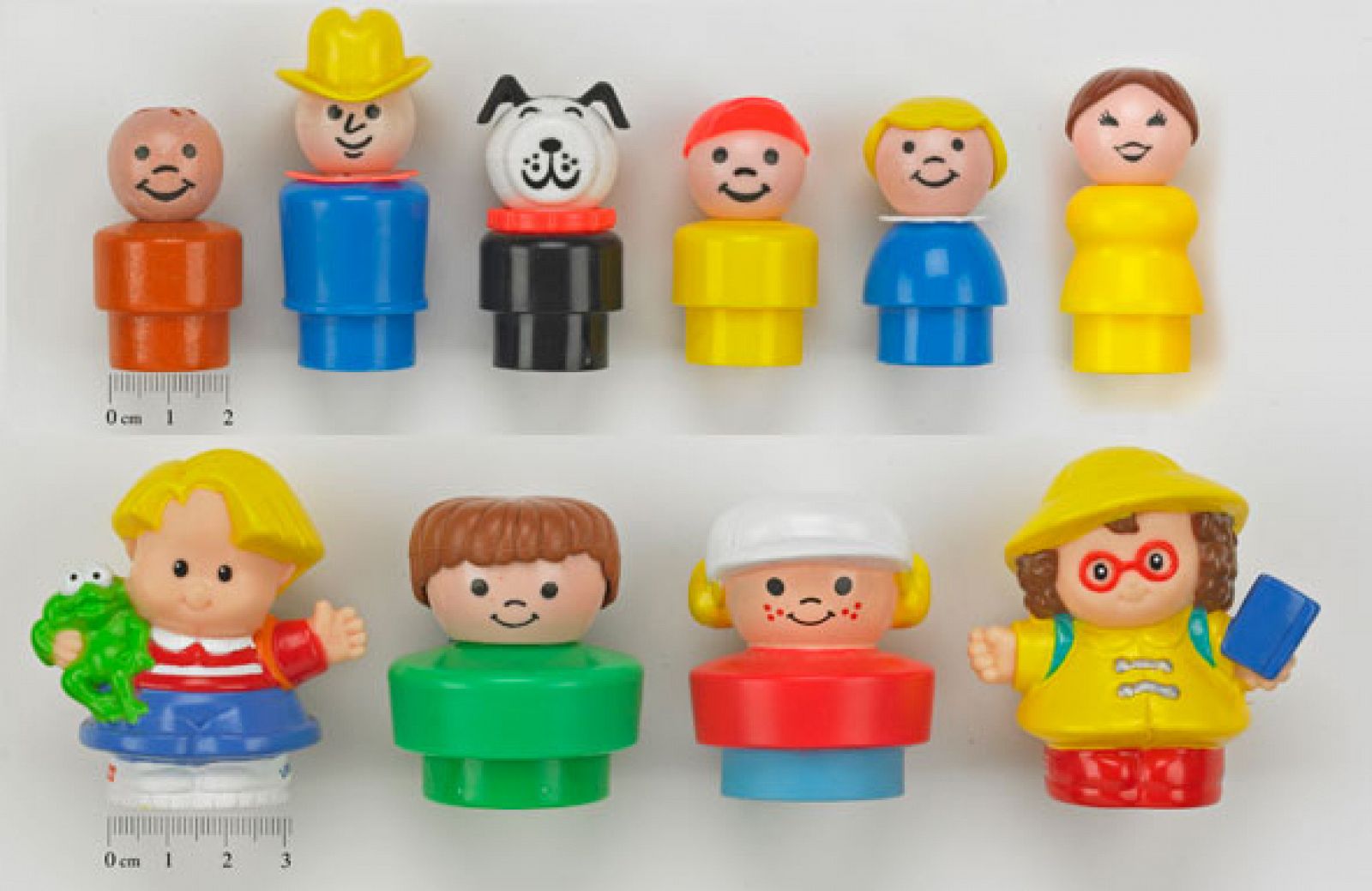Comparación de los muñecos de Mattel fabricados por Fisher Price antes de 1991 (arriba) con los fabricados a partir de ese año (abajo).