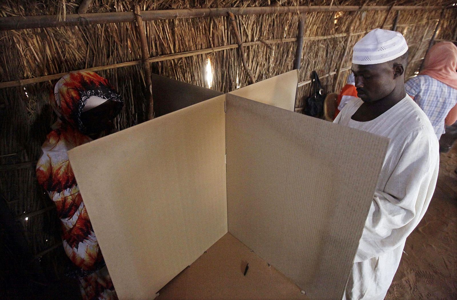 Un desplazado interno vota en un colegio electoral en el campamento de Al Fasher.