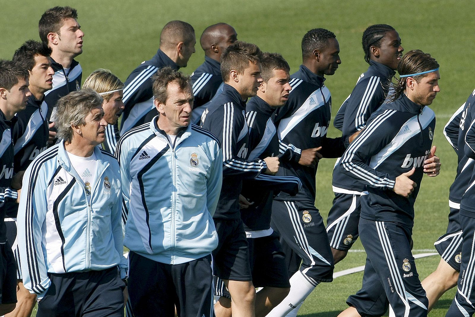 El entrenador del Real Madrid, Manuel Pellegrini (i), contempla el entrenamiento