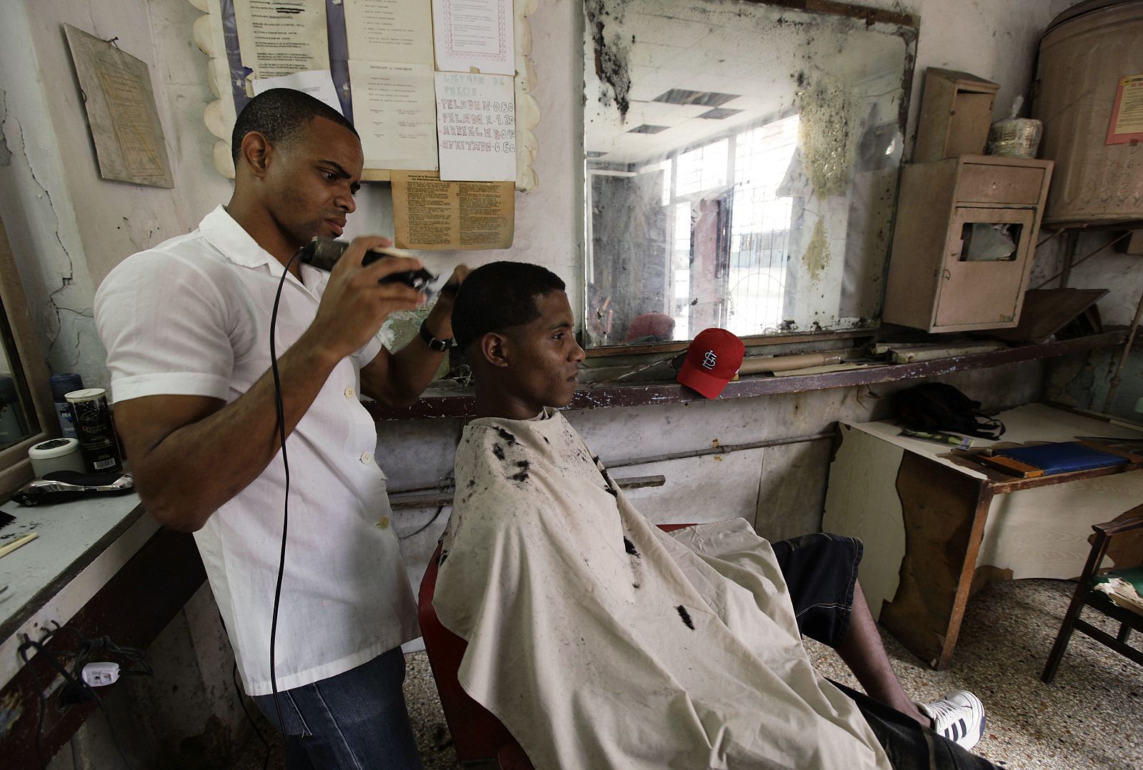 Interior de una barbería cubana