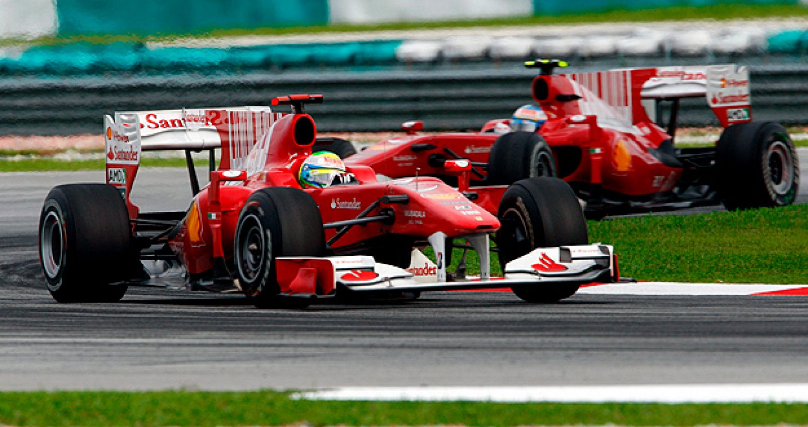 El piloto brasileño de Ferrari Felipe Massa se coloca por delante su compañero, el español Fernando Alonso, durante el Gran Premio de Malasia de Fórmula Uno.