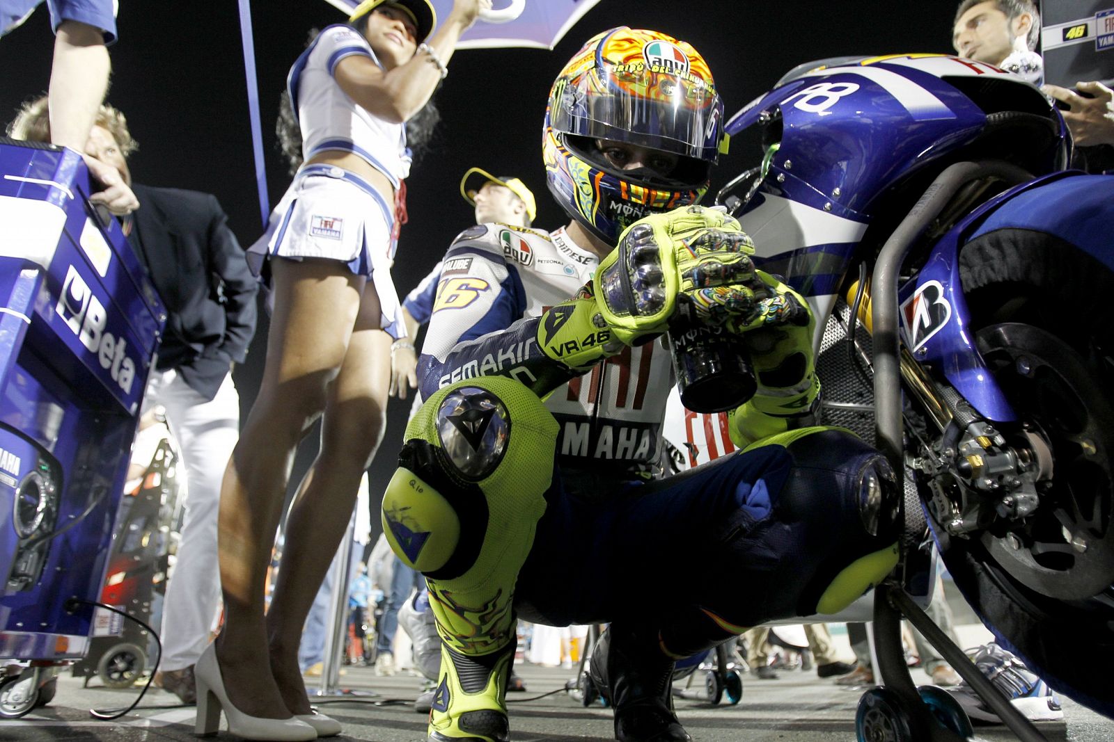 Valentino Rossi concentrado antes de comenzar la carrera en Losail.