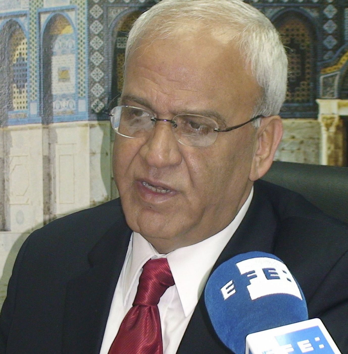 El jefe negociador palestino, Saeb Erekat, ha criticado duramente la norma militar israelí que permite la deportación de miles de residentes de Cisjordania.