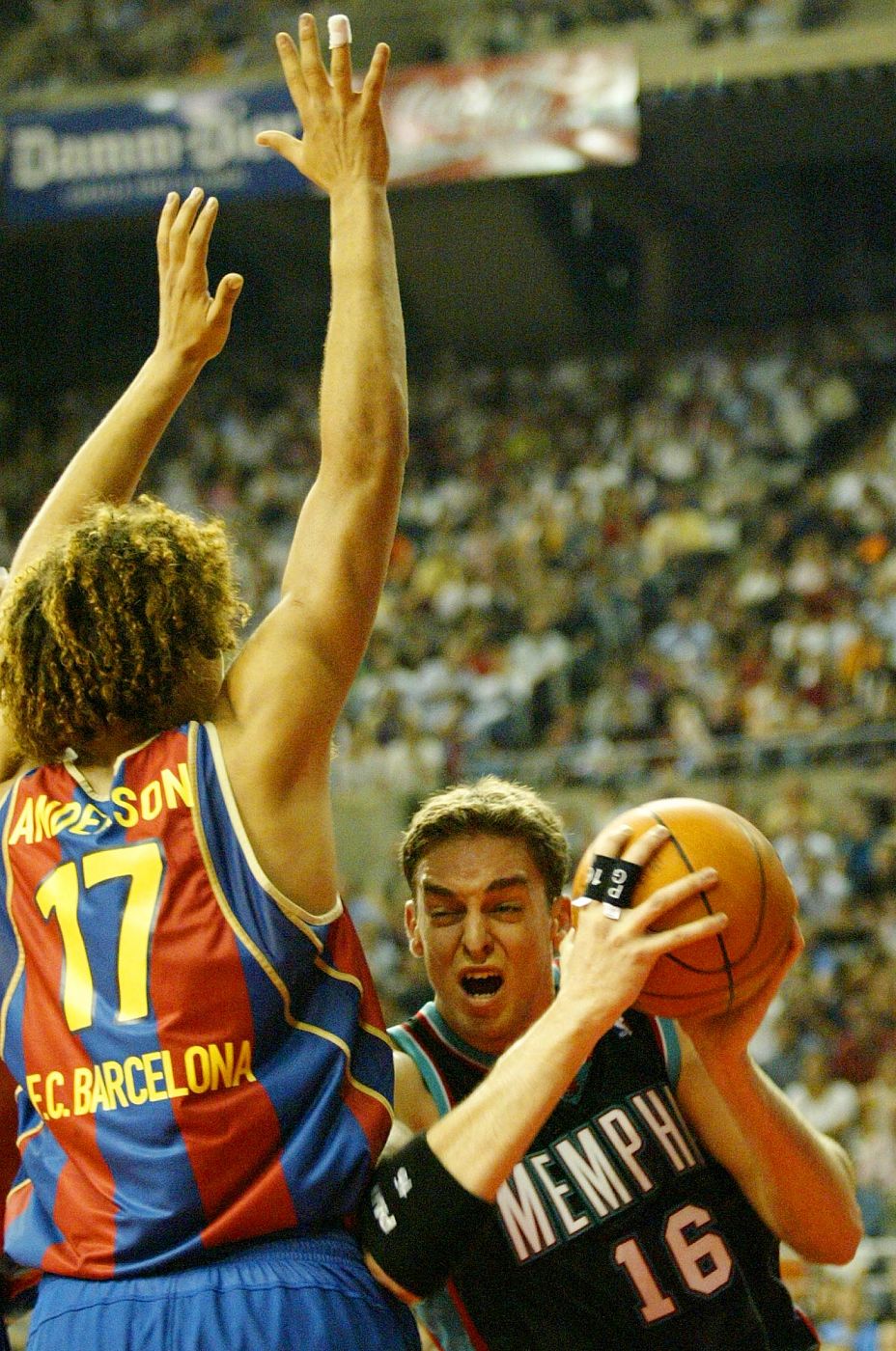 MEMPHIS GRIZZLIE'S GASOL GOES PAST BARCELONA'S ANDERSON DURING NBA