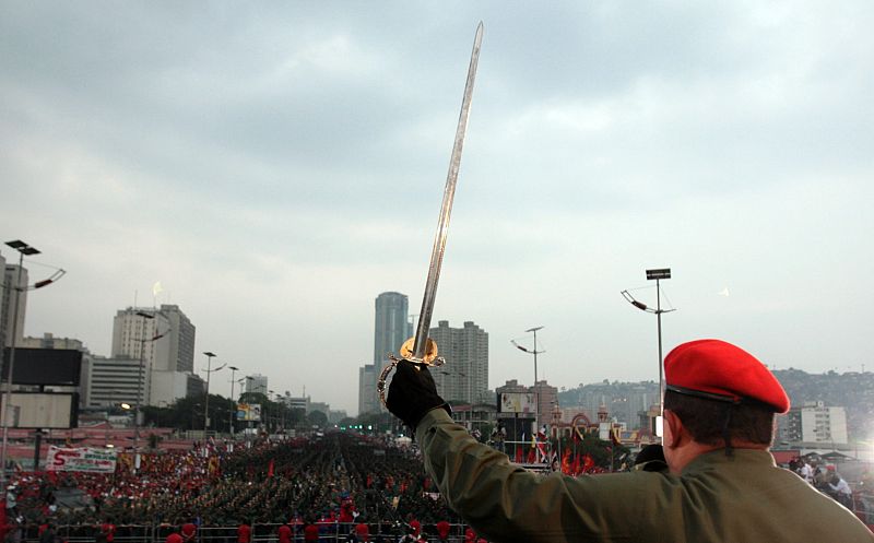 Chávez levanta la espada de Simón Bolívar ante 30.000 milicianos
