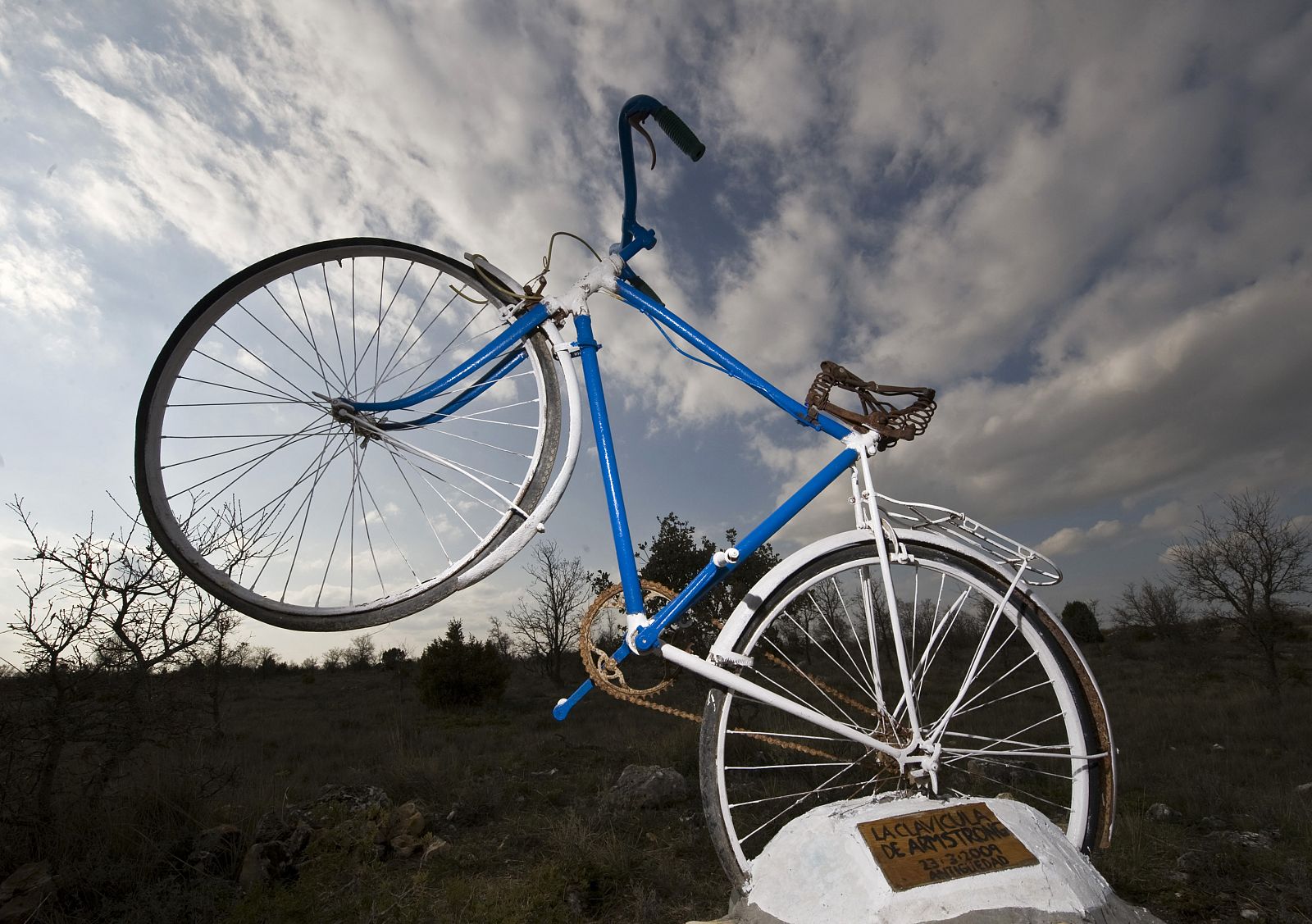 Escultura dedicada a la clavícula de Armstrong en la localidad palentina de Antigüedad.