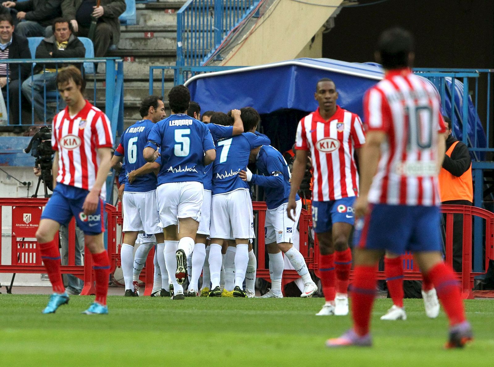 Los jugadores del Xerez celebran uno de los dos goles del partido.