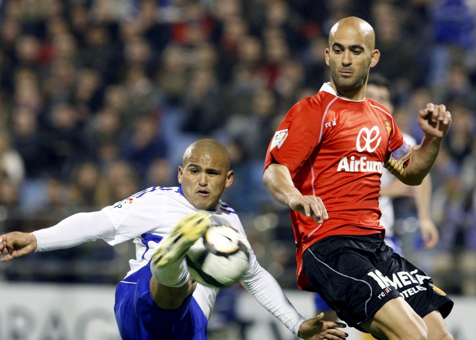 El 'Chupete' Suazo (Zaragoza) lucha el balón con el mallorquinista Nunes.