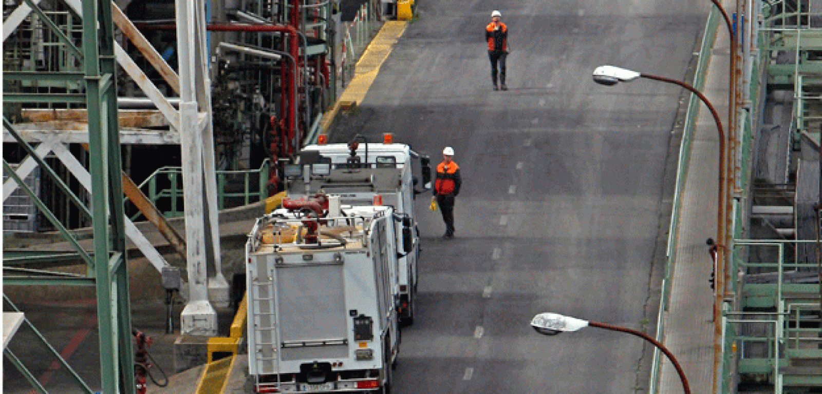 Dos vehículos de Bomberos de A Coruña en las instalaciones de la refinería de Repsol en A Coruña, donde este jueves dos trabajadores han resultado heridos muy graves debido a una explosión.