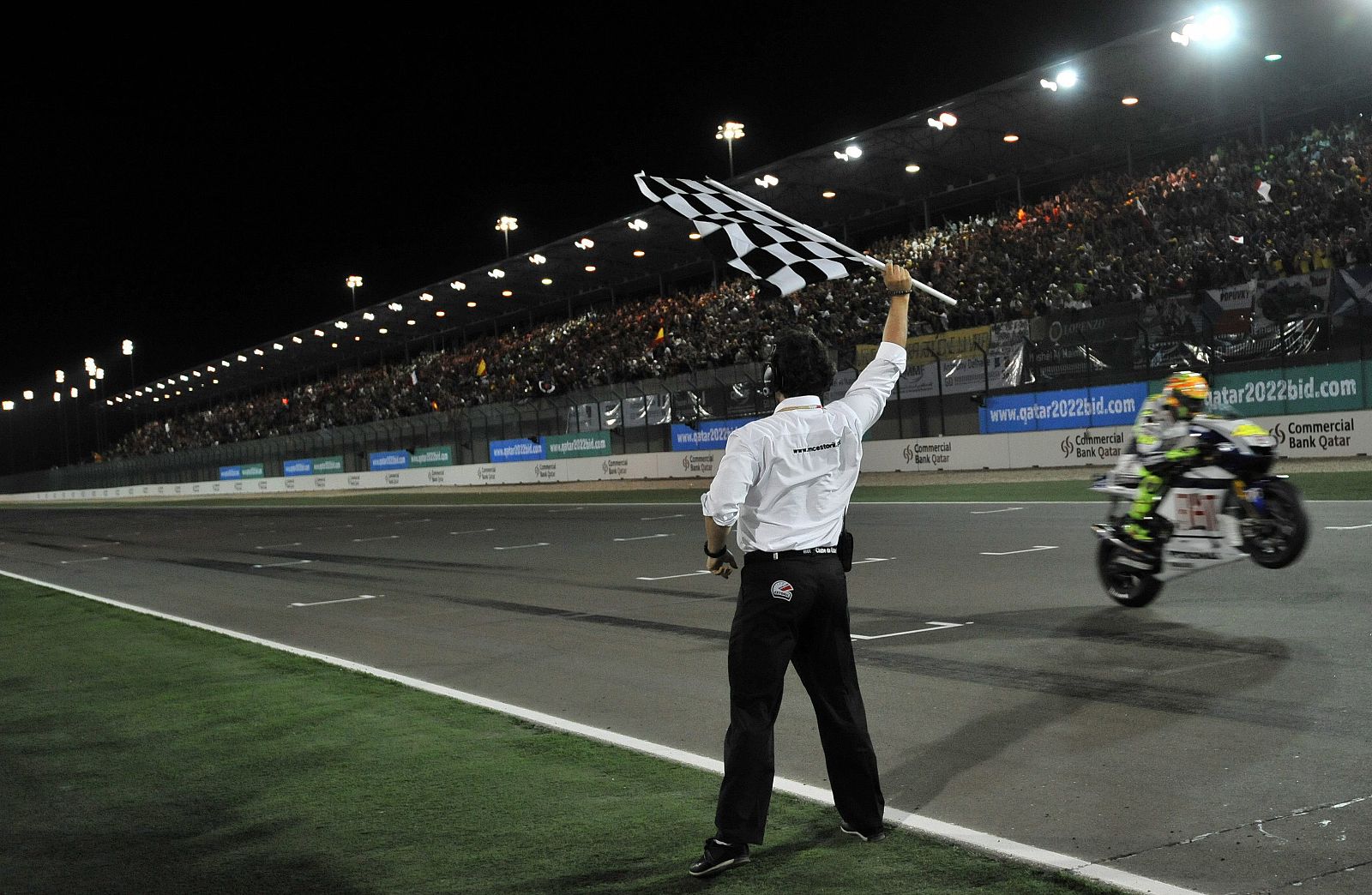 Valentino Rossi cruza la línea de meta del GP de Qatar y se queda sin gasolina en su moto.