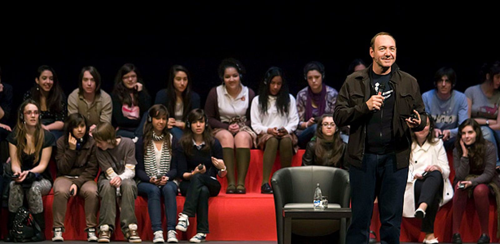 Kevin Spacey en un momento de su encuentro con los jóvenes de Avilés