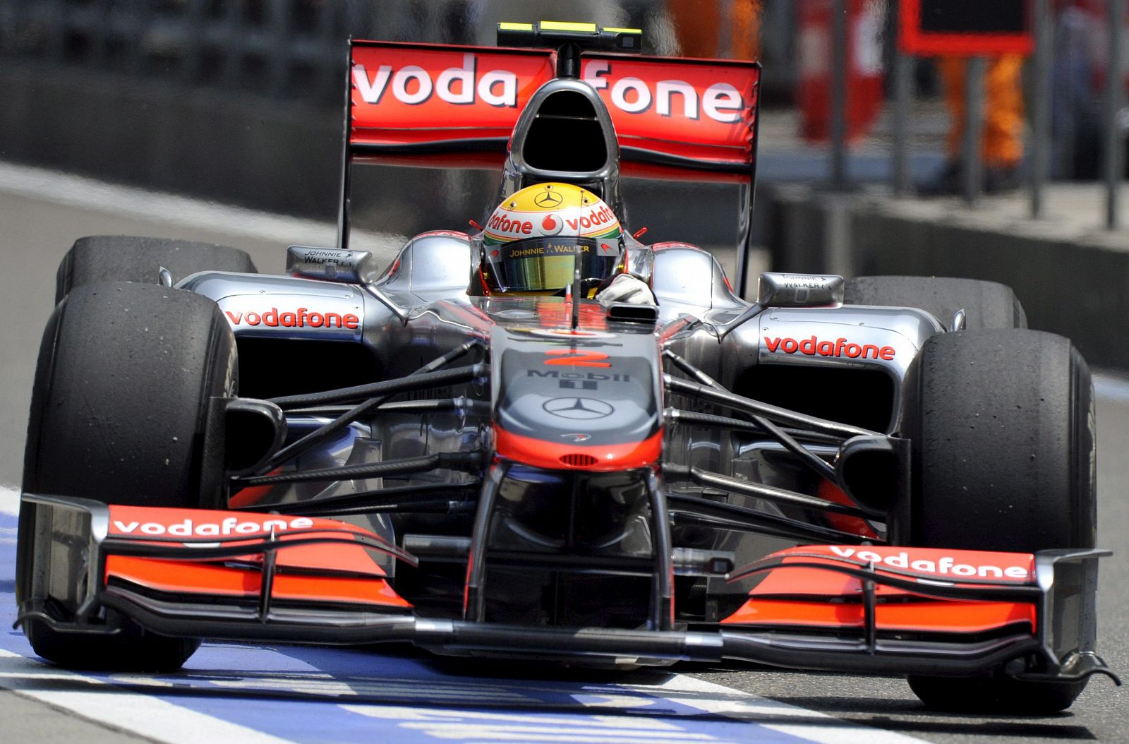 El piloto británico de Fórmula Uno Lewis Hamilton, de McLaren, sale de su garaje para participar en los entrenamientos libres en el Circuito Internacional de Shanghái (China).