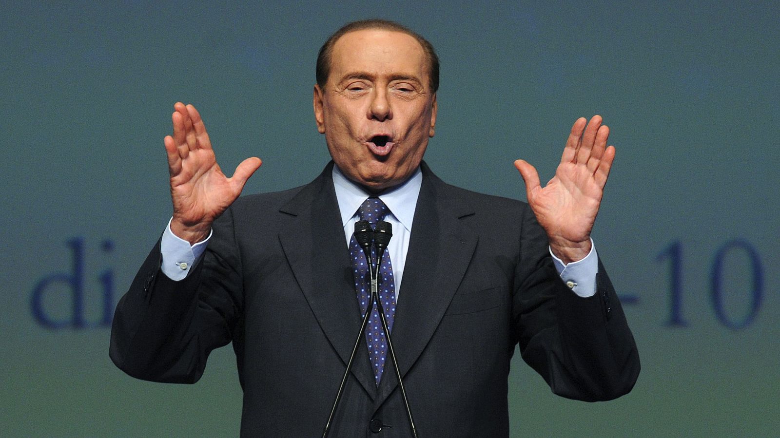 El primer ministro italiano, Silvio Berlusconi, asegura que su gobierno tiene como objetivo "acabar con la mafia".