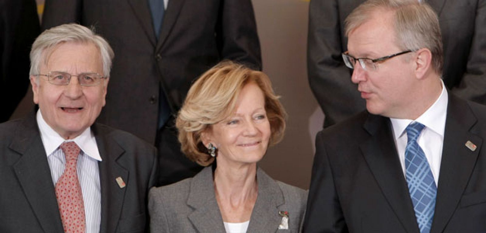 La vicepresidenta del Gobierno, Elena Salgado, entre el presidente del BCE, Jean-Claude Trichet, y el comisario de Asuntos Económicos y Monetarios, Olli Rehn.