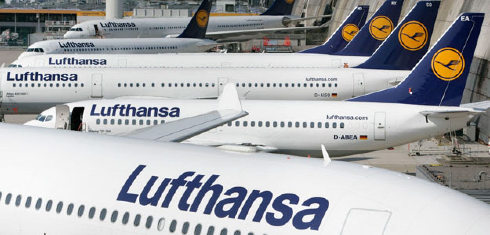 La mayoría de los aviones de Lufthansa se han quedado este viernes en tierra y su cotización se ha hundido más de un 4% en la Bolsa de Fráncfort.