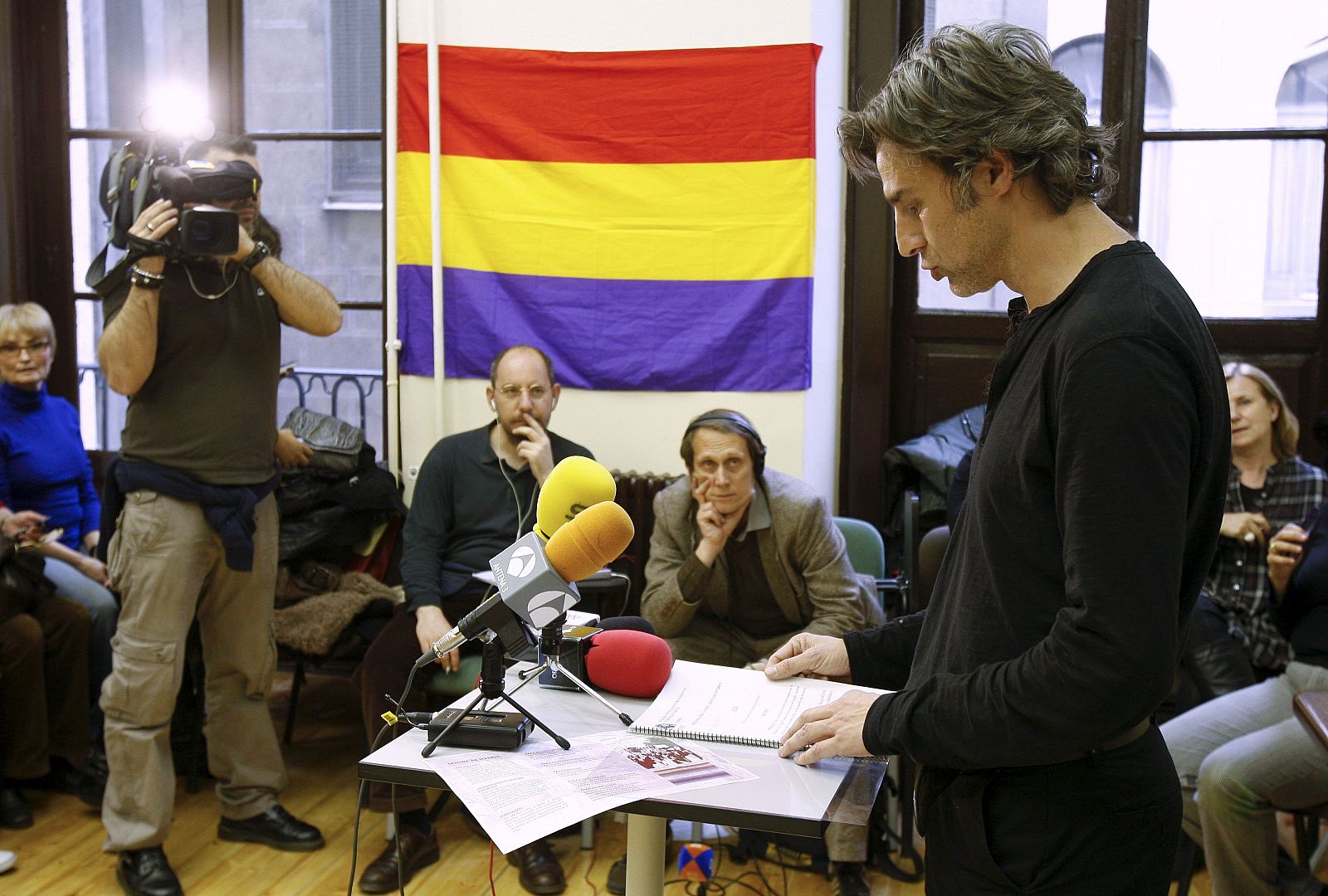 ARTISTAS DAN LECTURA AL AUTO DE GARZÓN CONTRA LOS CRÍMENES DEL FRANQUISMO