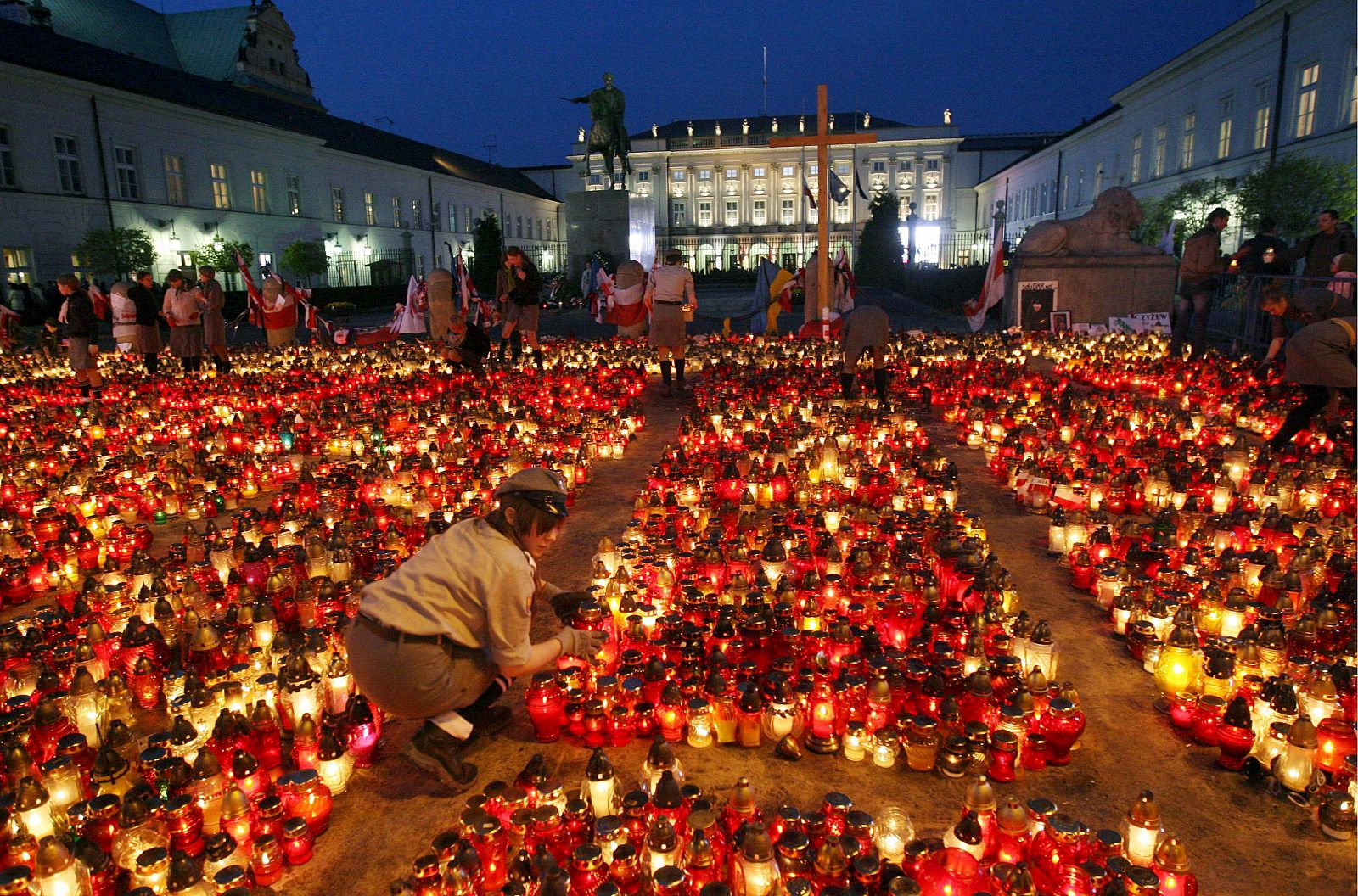 Velas encendidas en las puertas del Palacio Presidencial en memoria de las víctimas del accidente del avión polaco.