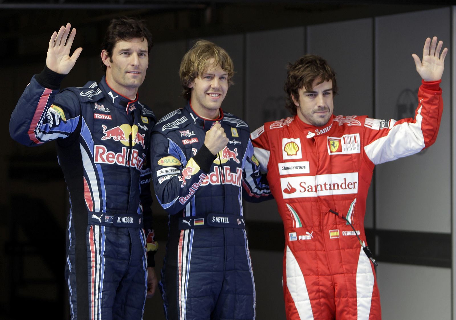 Vettel celebra su 'pole' en China junto a su compañero de Red Bull Mark Webber y el piloto español de Ferrari, Fernando Alonso.