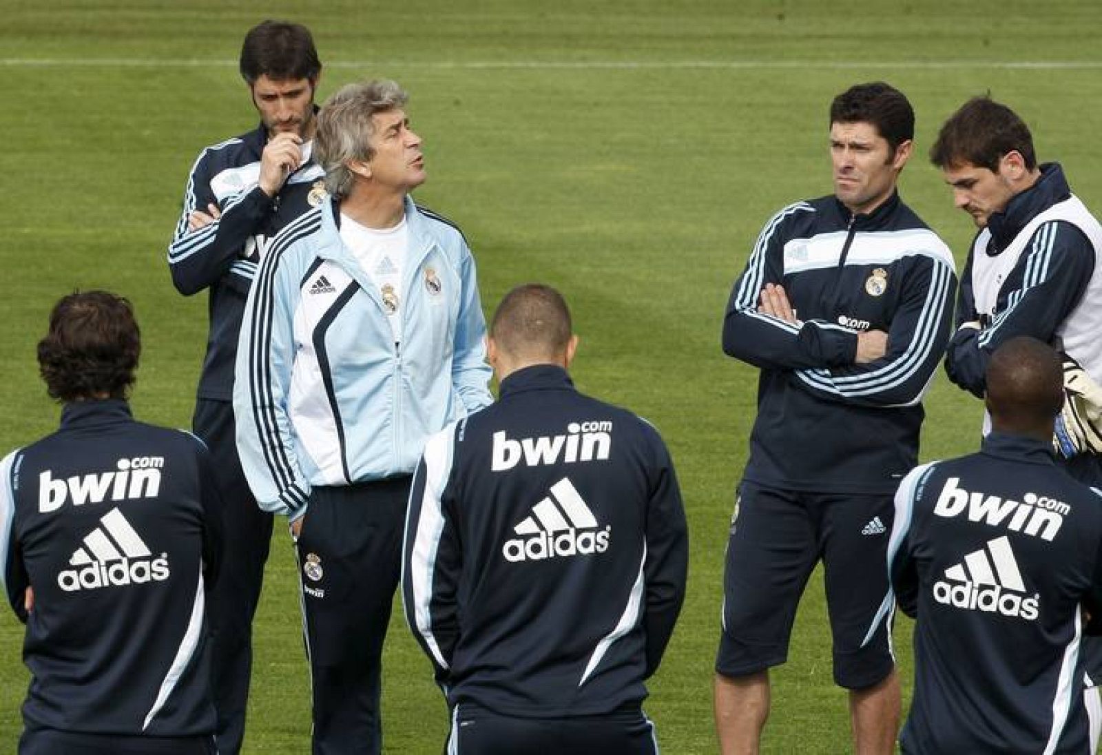 El técnico chileno del Real Madrid, Manuel Pellegrini, habla con los jugadores durante el entrenamiento de la plantilla blanca en la ciudad deportiva de Valdebebas.
