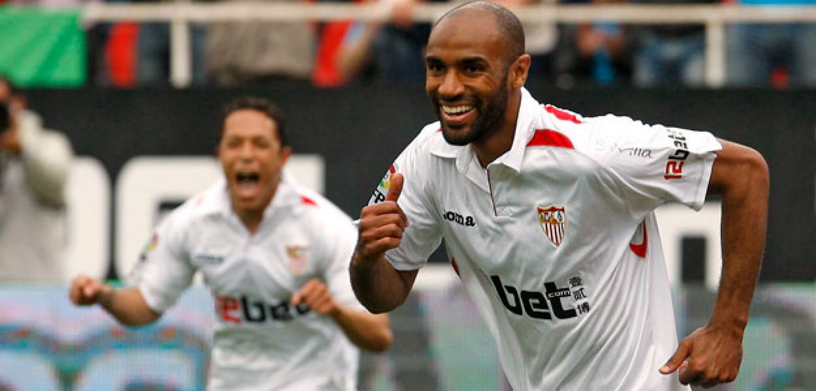 Kanouté celebra el tanto anotado al Sporting de Gijón.