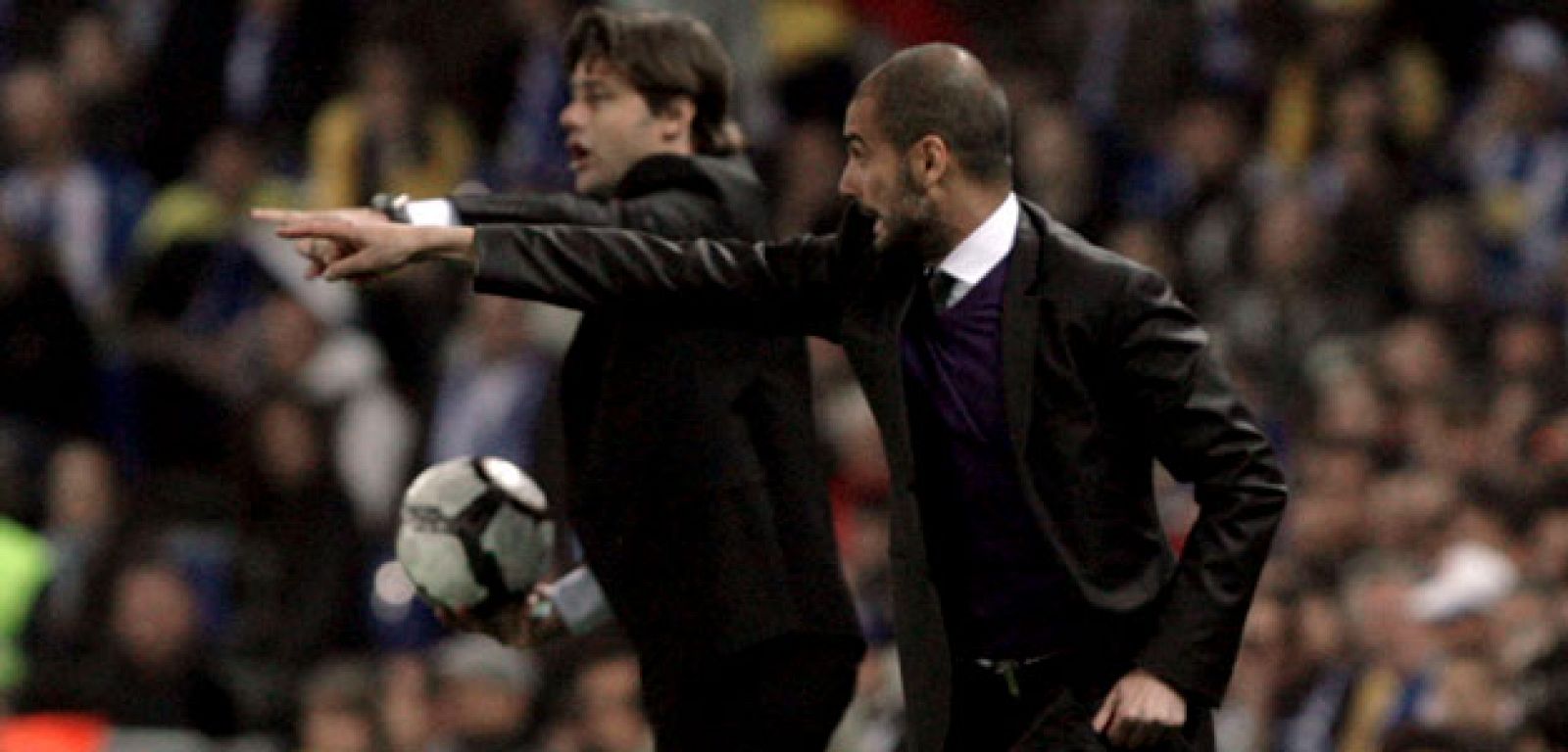 Guardiola y Pochettino dan órdenes a sus equipos durante el derbi catalán.