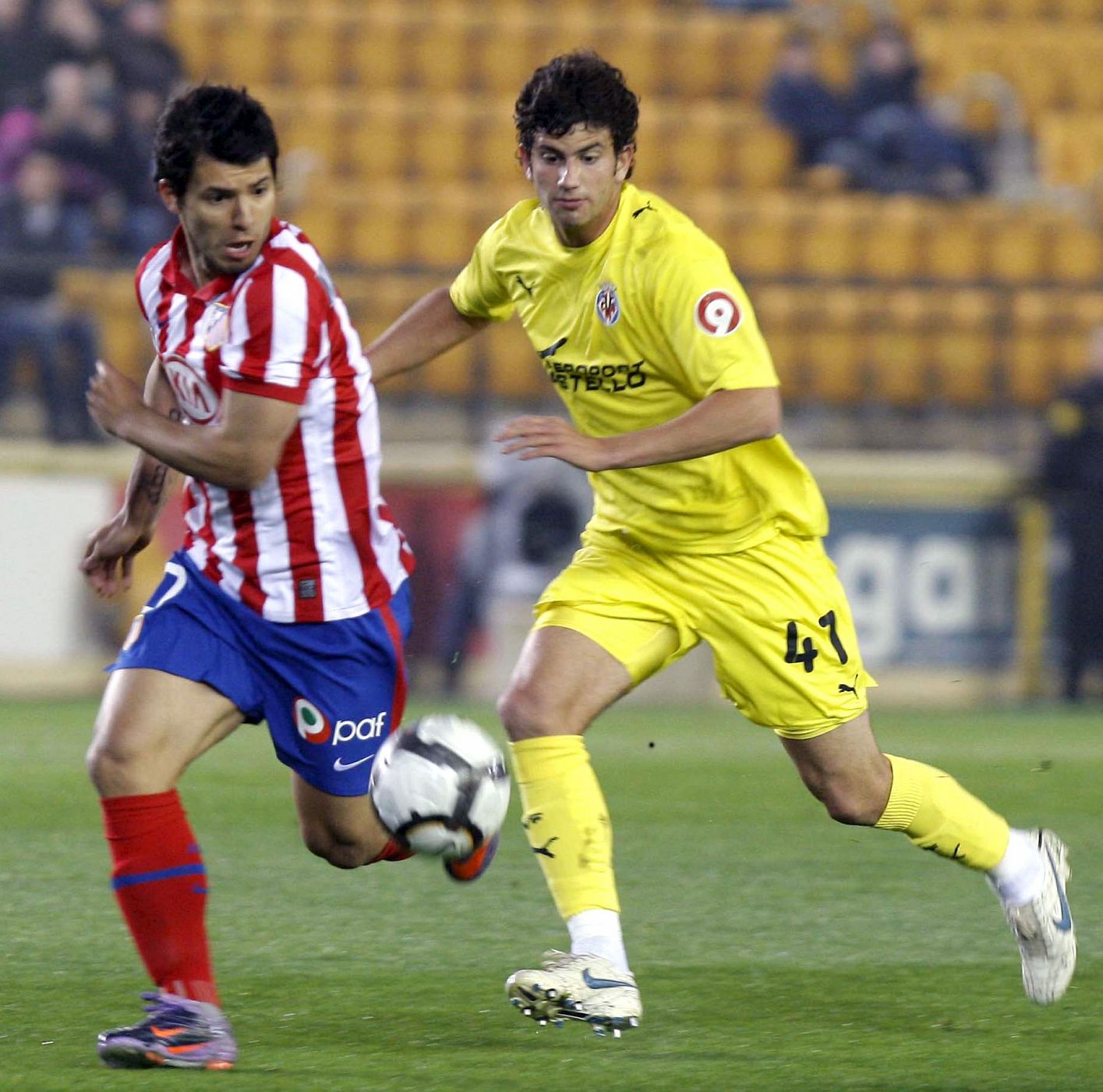 El delantero argentino del Atlético de Madrid, Sergio "Kun" Agüero (i), intenta marcharse del defensa argentino del Villarreal CF, Mateo Musacchio, en el gol colchonero.