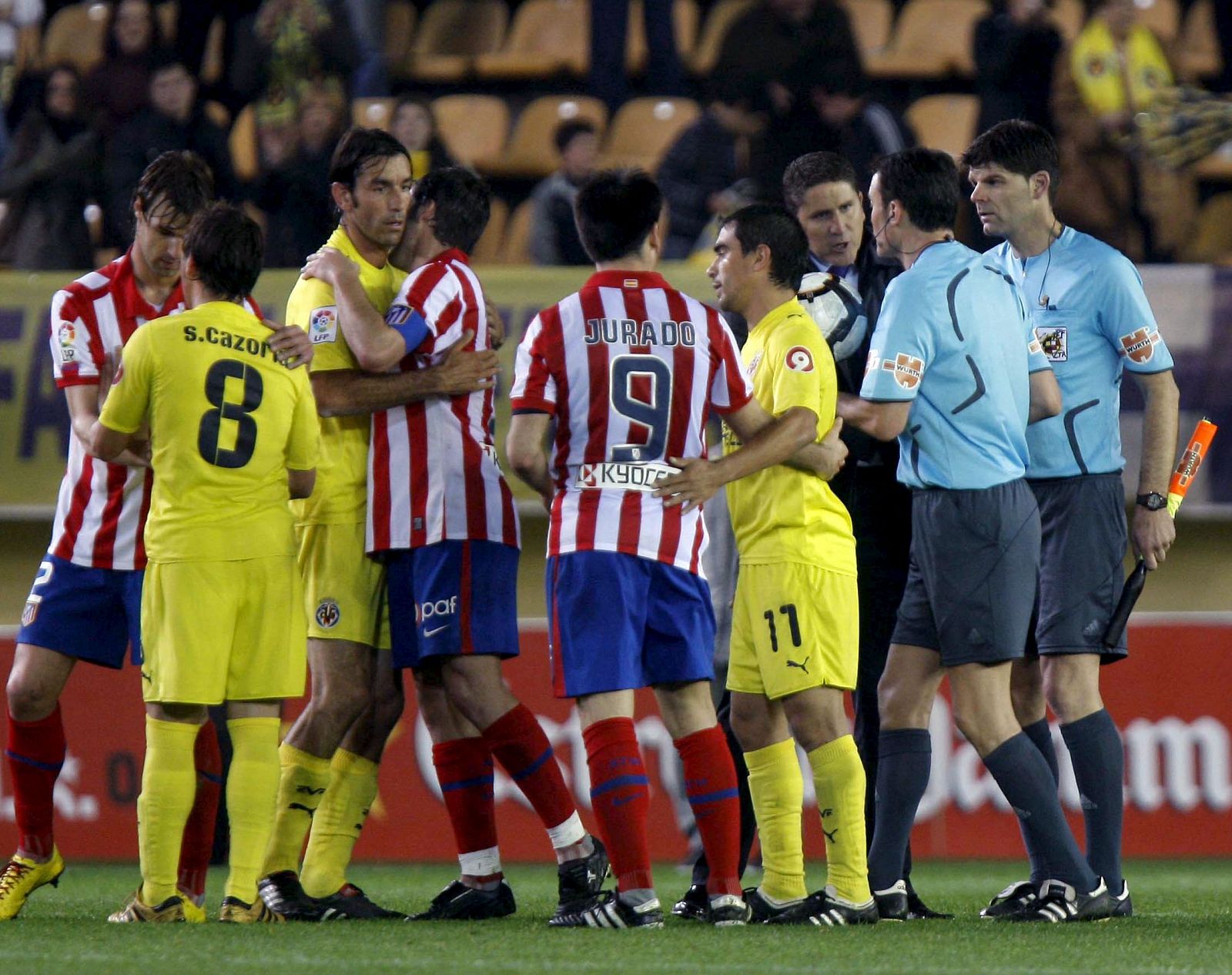 Los jugadores del Atlético de Madrid saludan a los del Villarreal tras el partido.