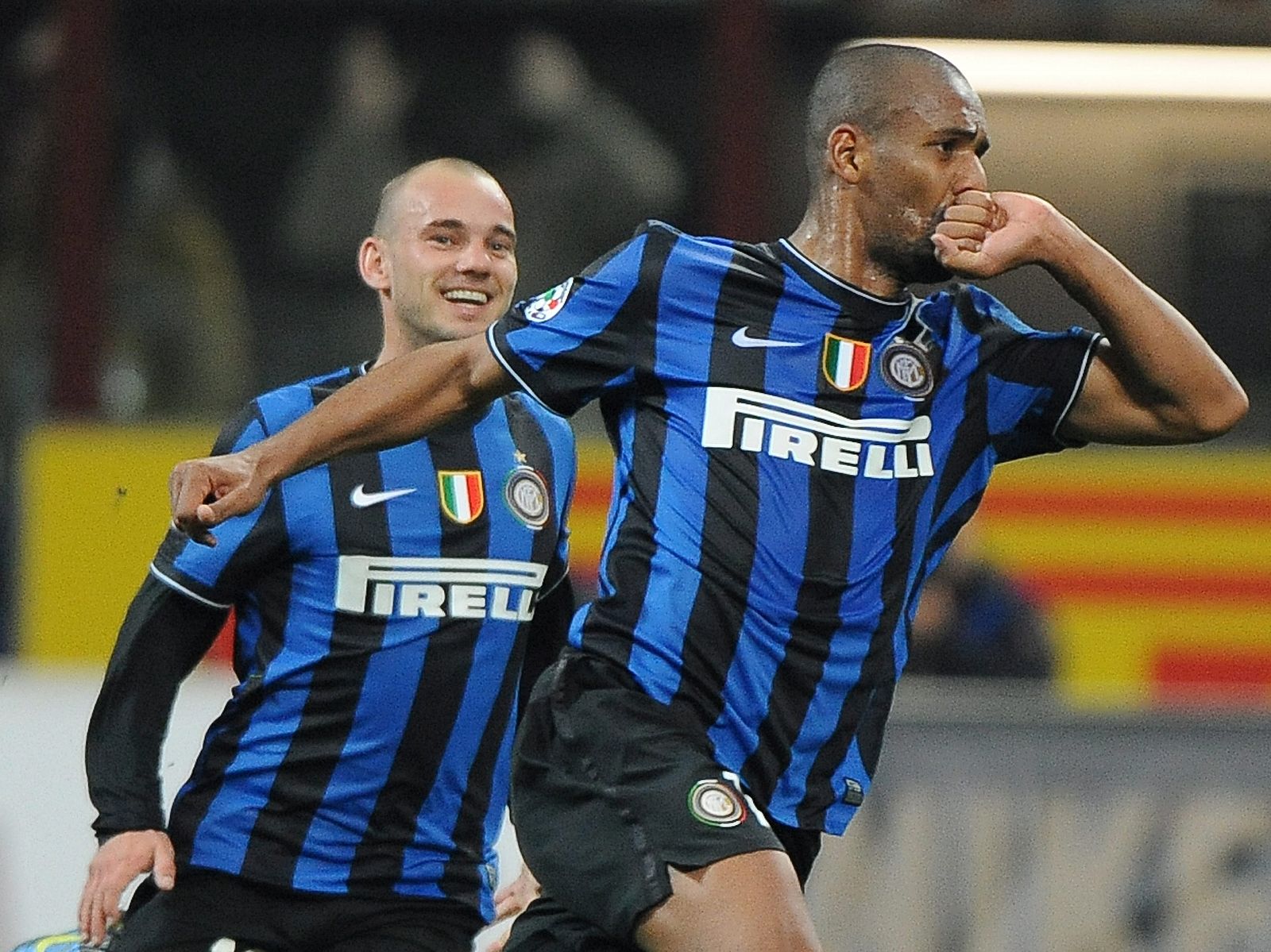 Sneijder (izq.) celebra un gol junto a su compañero Maicon.