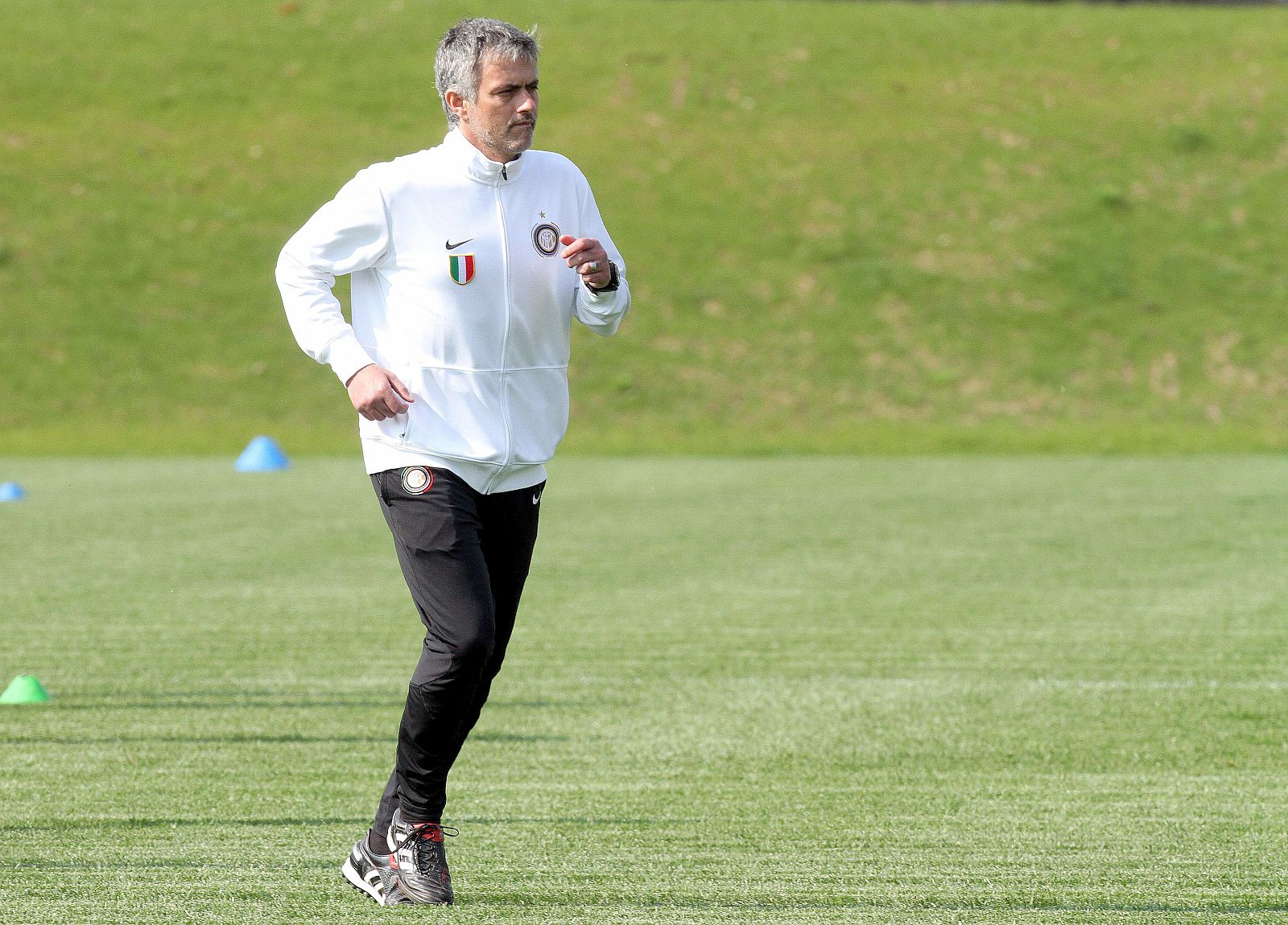 El técnico del Inter Milán, el portugués Jose Mourinho, corre durante un entrenamiento