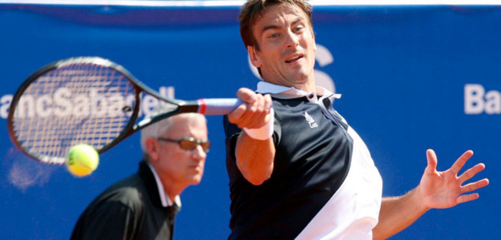 Tommy Robredo tuvo que retirarse de su partido por problemas en la espalda.