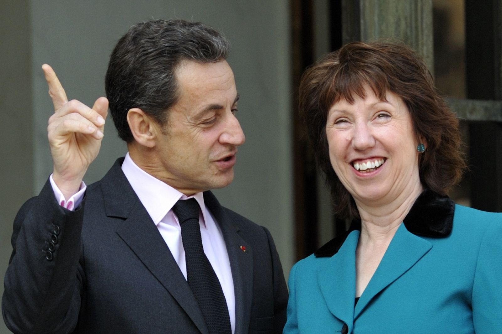 Sarkozy y Ahston posan en la puerta del Palacio del Elíseo antes de la última reunión que han mantenido en París.