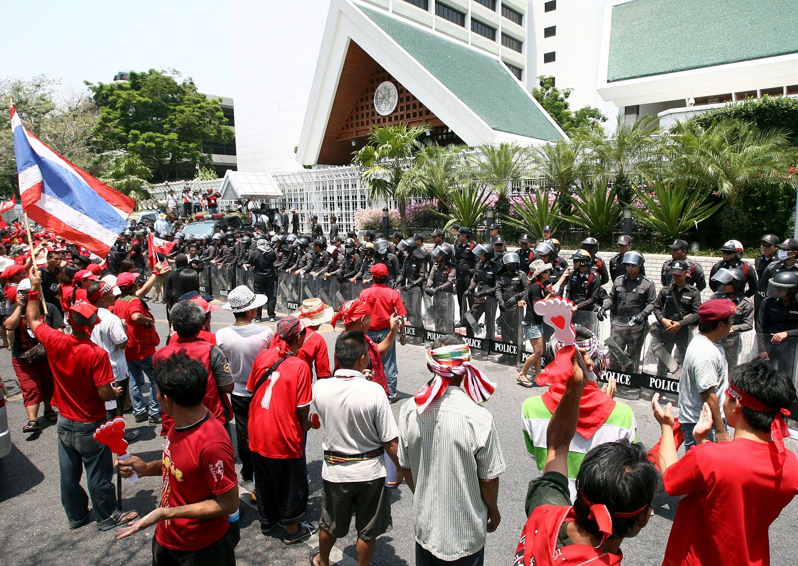 Manifestantes opositores al Gobierno tailandés se manifiestan delante de la sede de Naciones Unidas en Bangkok