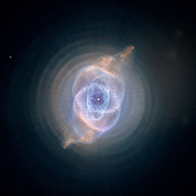 La nebulosa del ojo de gato, cazada por el Hubble en 2005