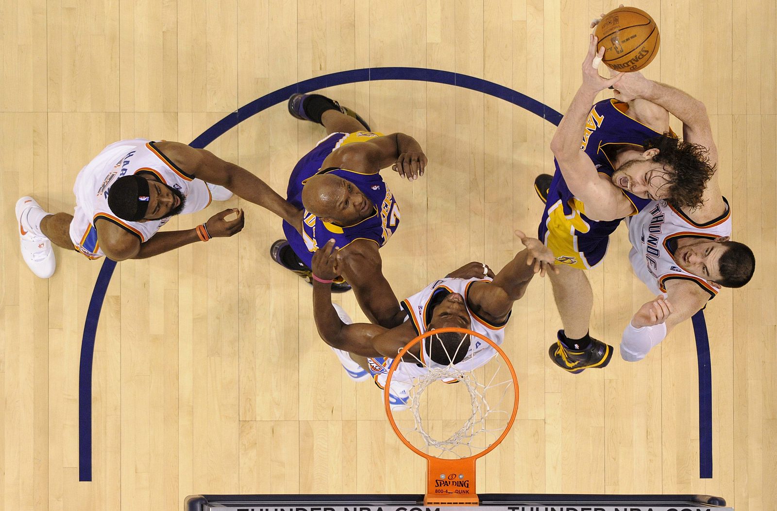 El jugador español de los Lakers de Los Ángeles Pau Gasol (d) intenta evitar el bloqueo de Nick Collison (d) de los Thunder de Oklahoma.