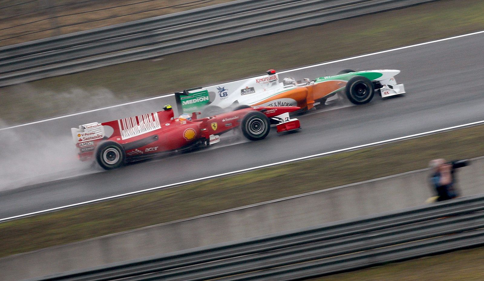 El piloto español de Fórmula Uno Fernando Alonso, de la escudería Ferrari, se dispone a adelantar al alemán Adrian Sutil