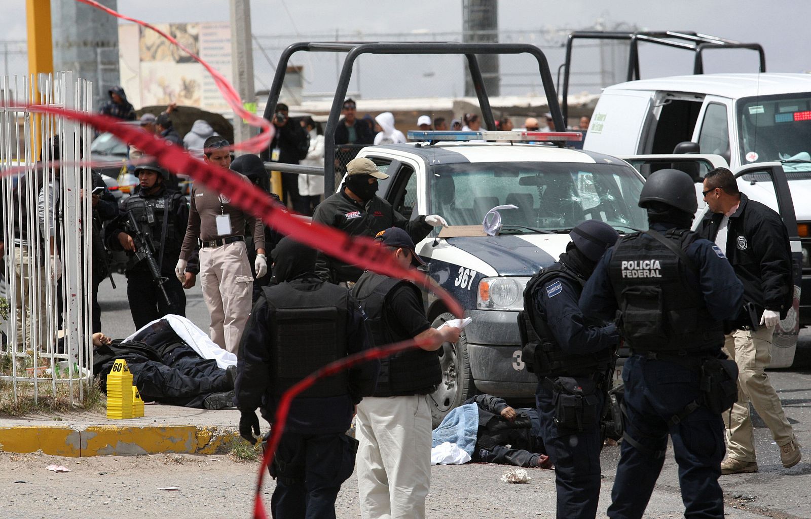 SEIS POLICÍAS Y UN SICARIO MUERTOS EN EMBOSCADA DE NARCOS EN CIUDAD JUÁREZ