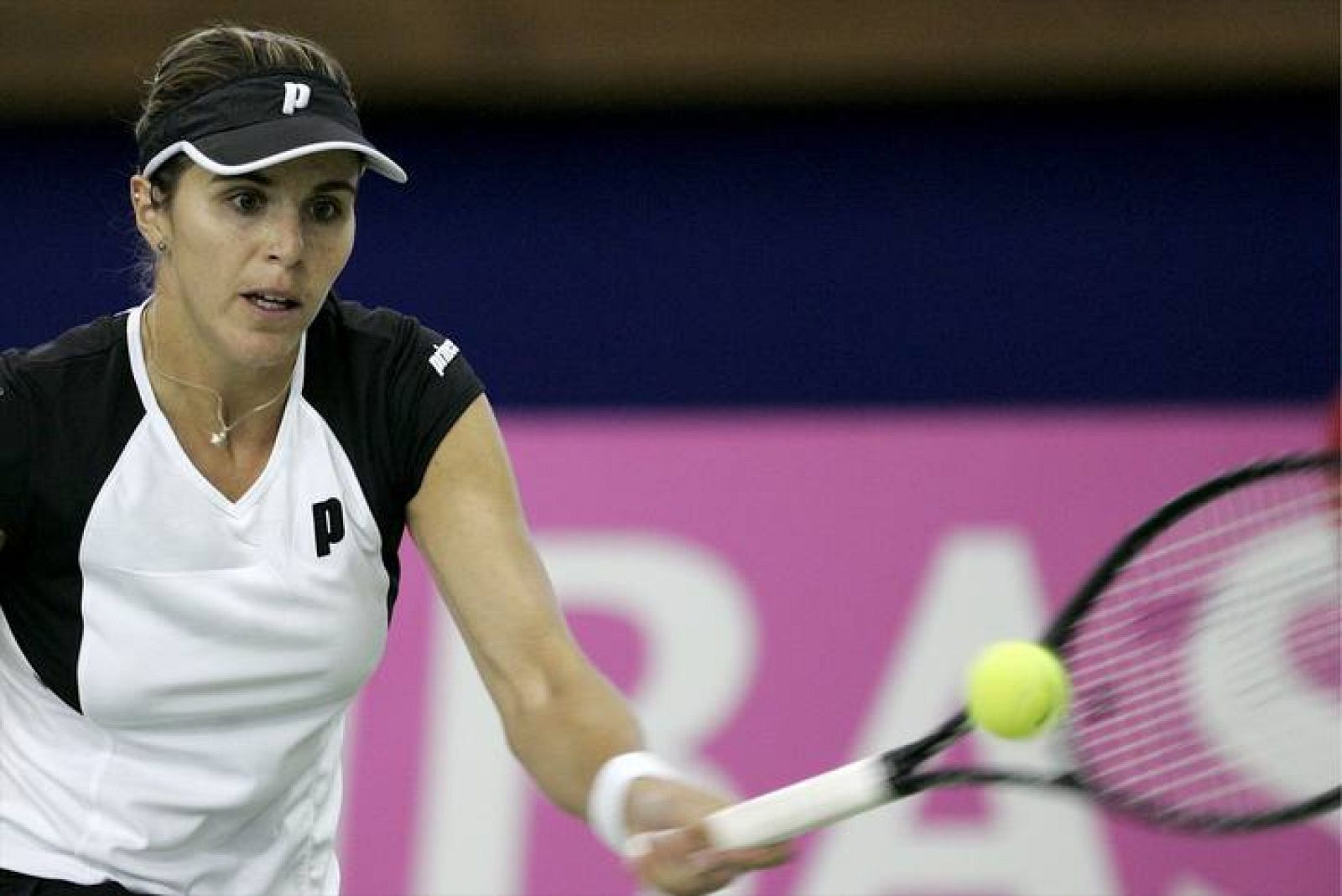 La española María José Martínez devuelve una pelota a la polaca Marta Domachowska