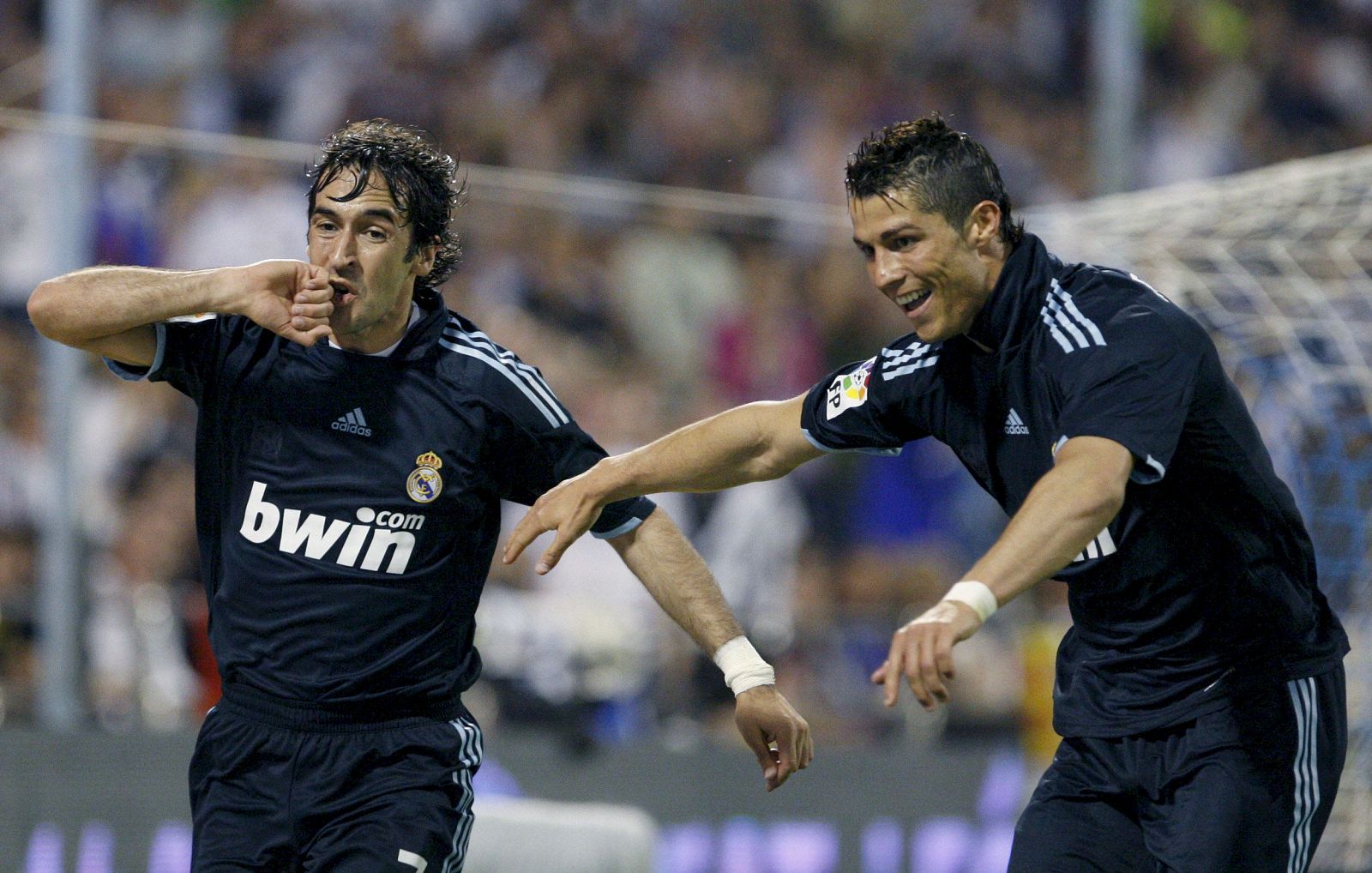 Raúl celebra junto a Cristiano Ronaldo el primer gol del partido.