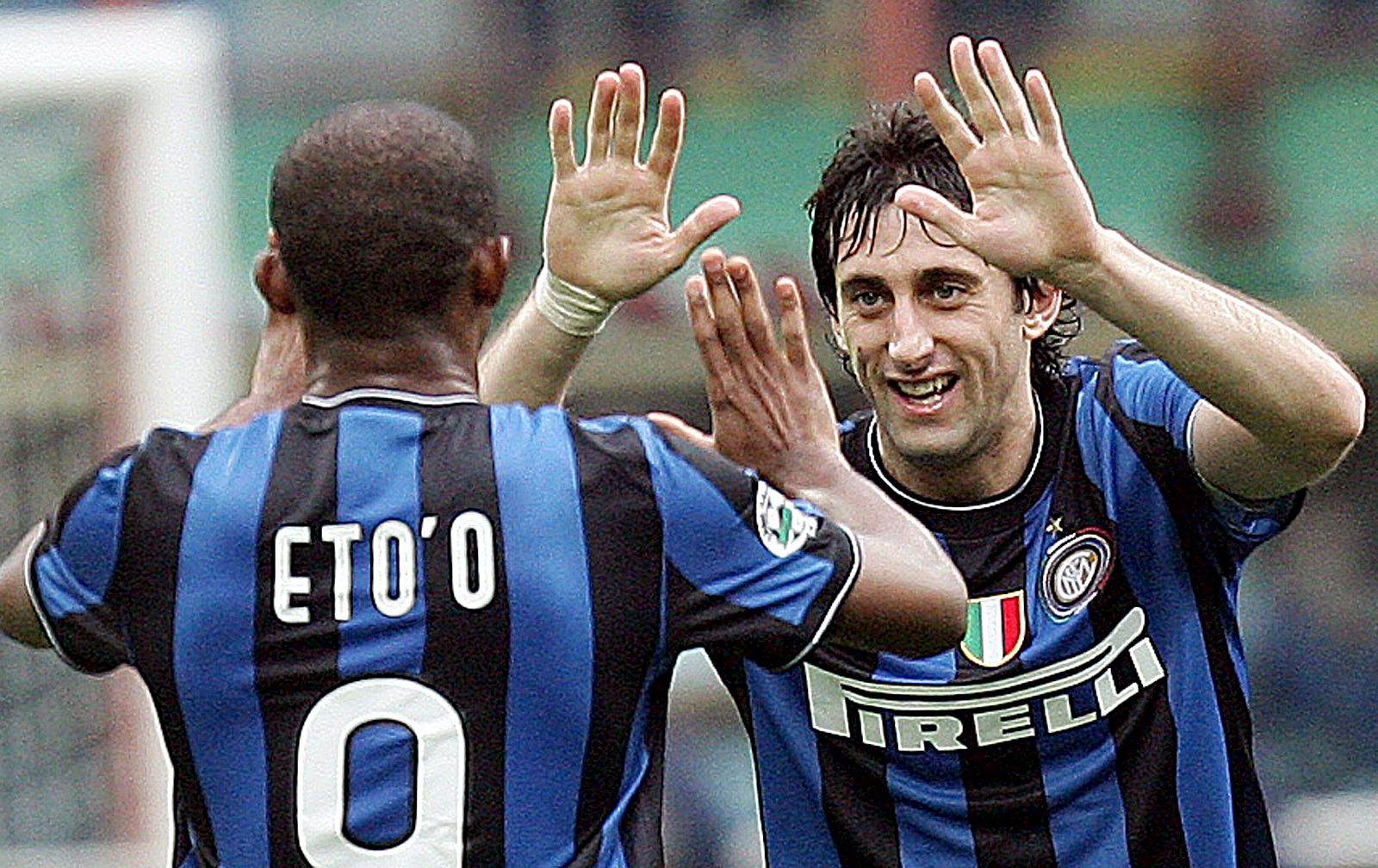 Diego Milito celebra un gol contra el Atalanta con Samuel Eto'o.