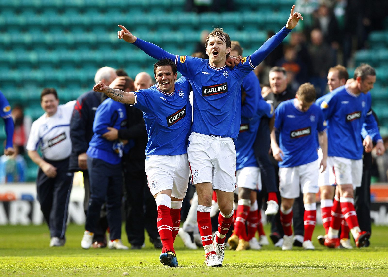 Nacho Novo celebra con su compañero Papac el título de Liga del Rangers.