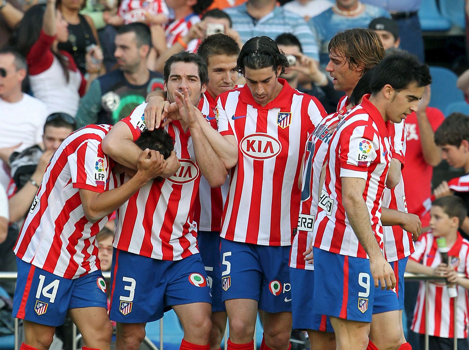 Los jugadores del Atlético de Madrid celebran su primer gol frente al C.D Tenerife