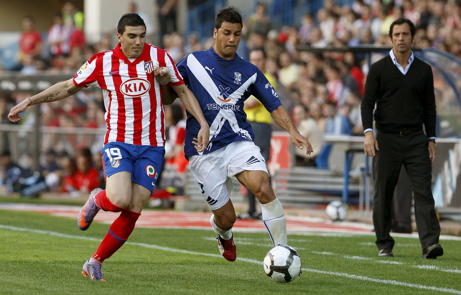 Quique Sánchez Flores observa la pugna entre su jugador Reyes y Héctor Sánchez.