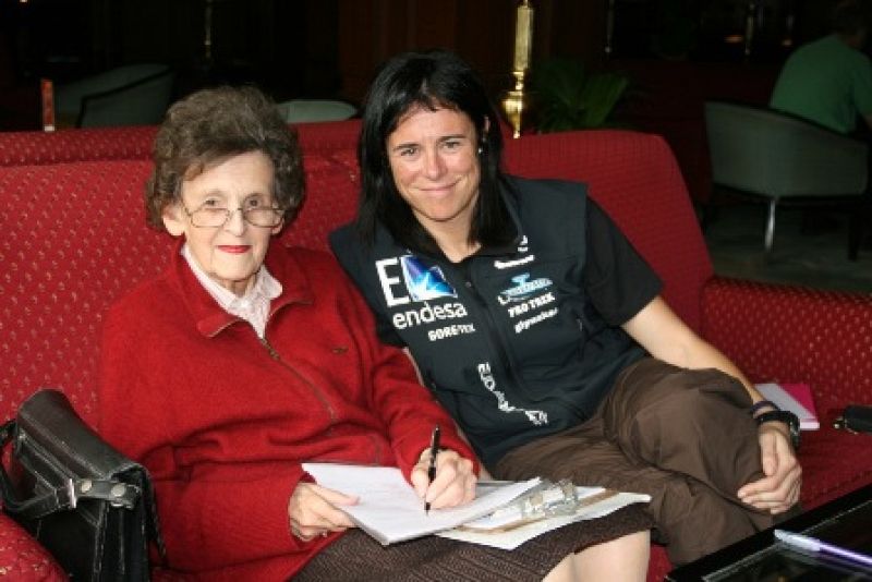 Edurne Pasaban con Miss Hawley antes de partir hacia el Annapurna.