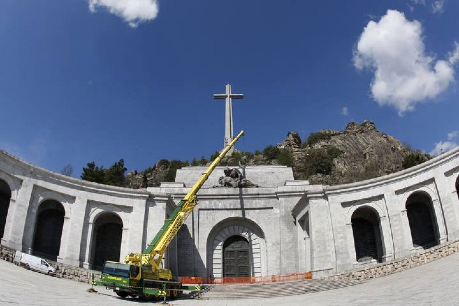 DESMONTAJE ESCULTURA PIEDAD VALLE DE LOS CAIDOS