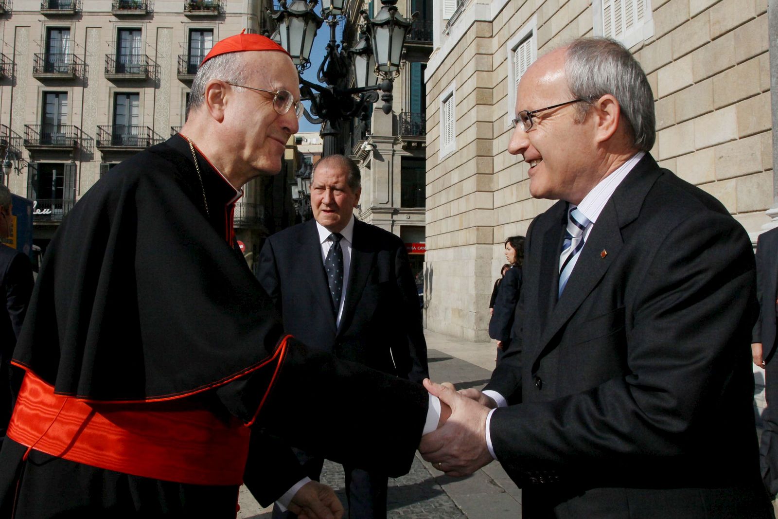 Bertone saluda al presidente de la Generalitat.