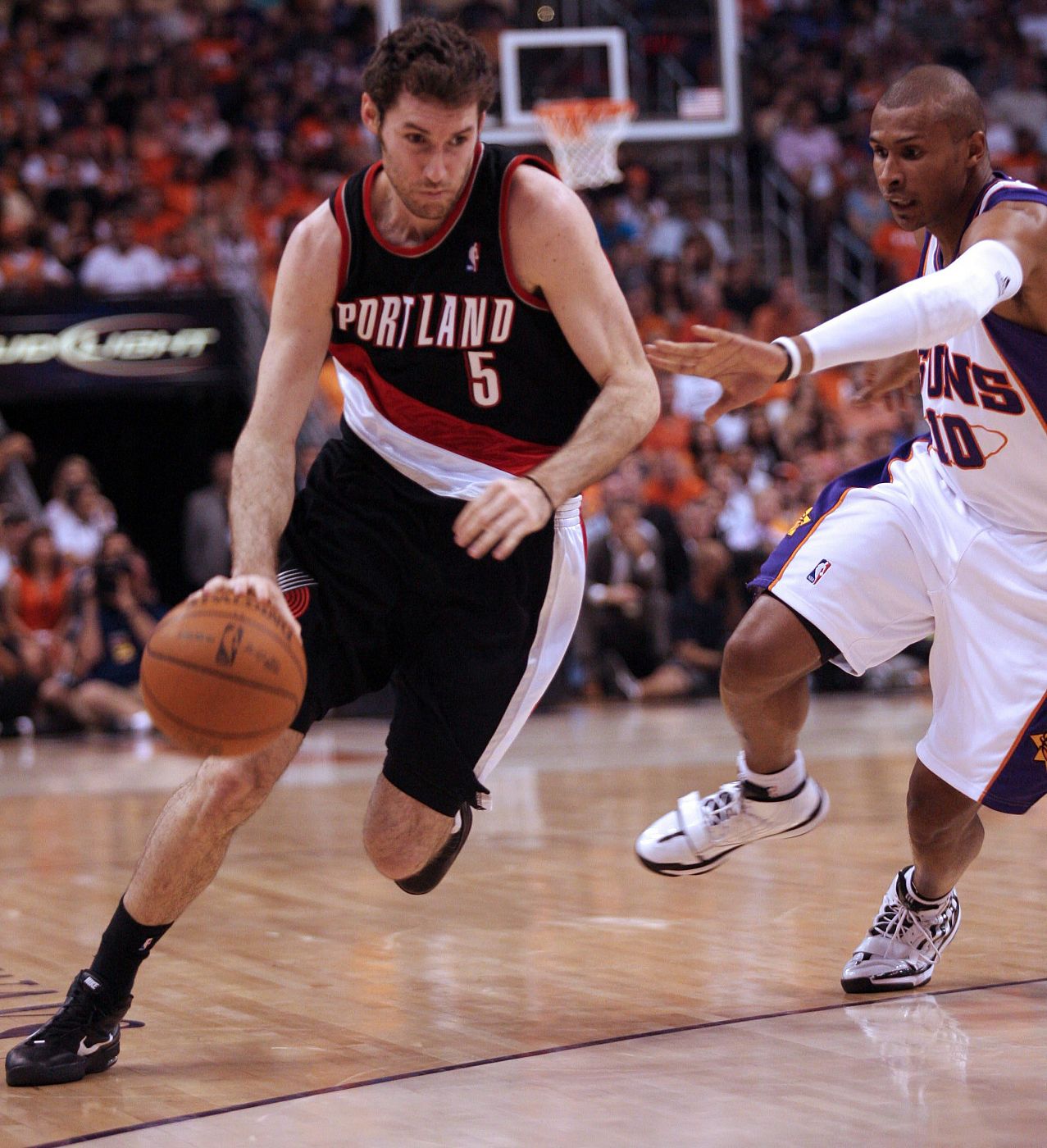 Rudy Fernández domina el balón con la marca del brasileño Leandro Barbosa , de los Suns de Phoenix.