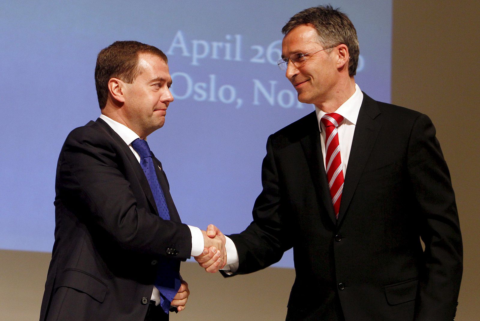 El presidente ruso, Dmitry Medvedev estrecha la mano del primer ministro noruego, Jens Stoltenberg en Oslo