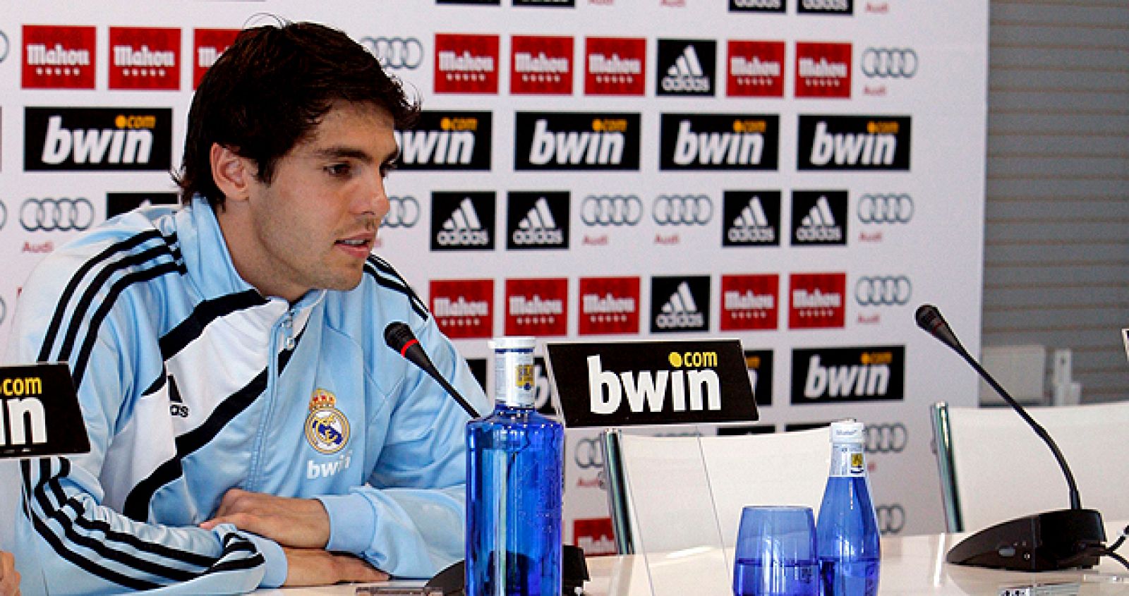 El jugador brasileño del Real Madrid Kaká, durante la rueda de prensa tras el entrenamiento que realizó la plantilla blanca en la ciudad deportiva de Valdebebas.